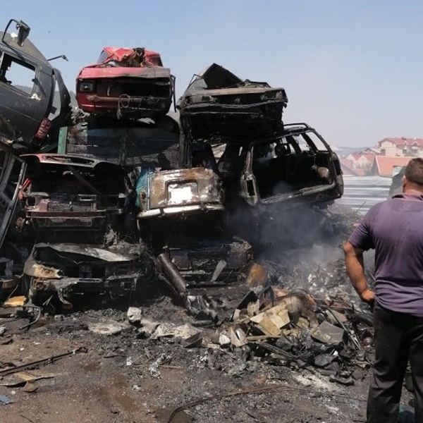 Во пожар во отпад кај Струмица гореа стари возила